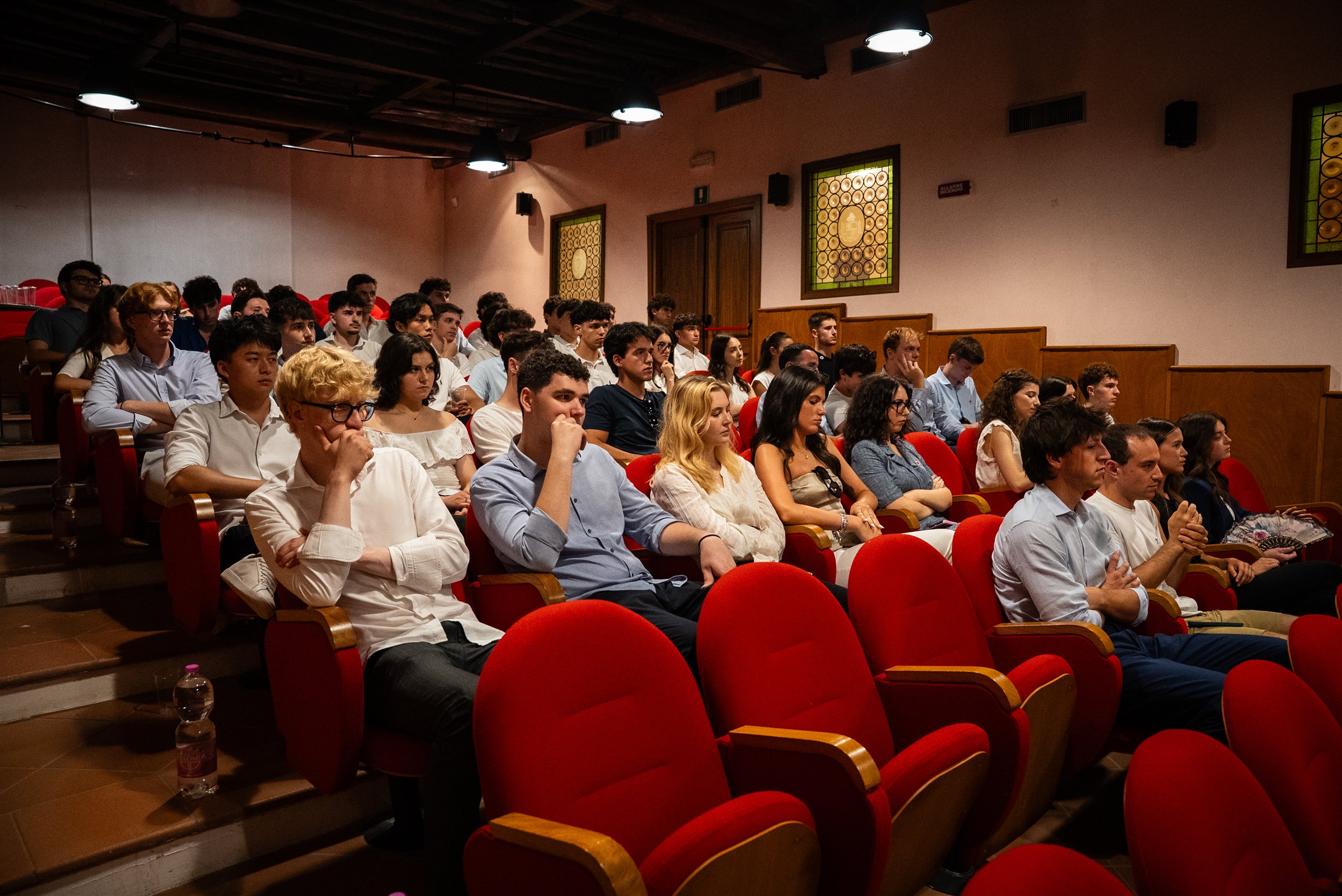 Studenti partecipano a un incontro formativo in auditorium