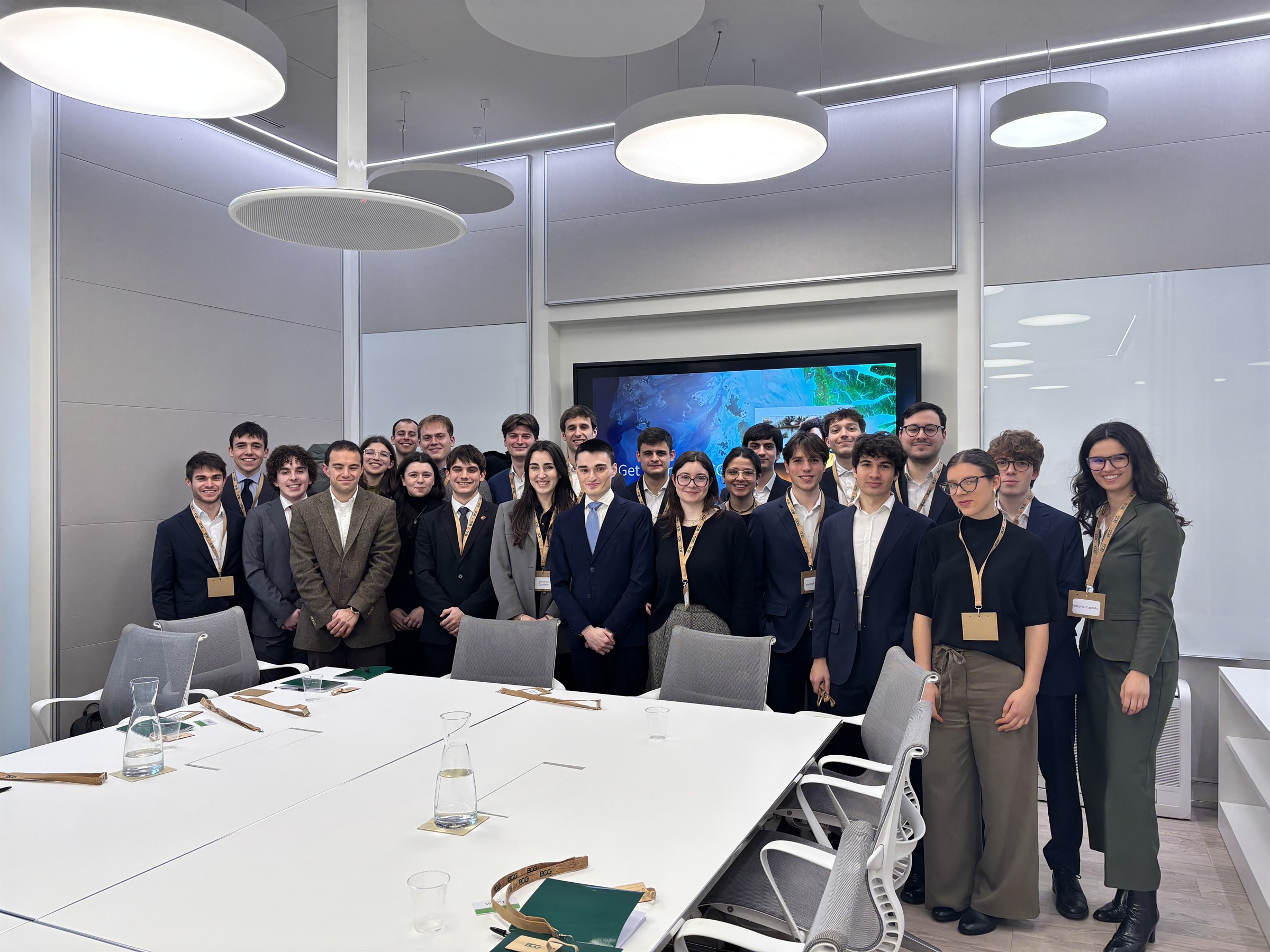 Il team JEVE riunito durante un incontro con un’azienda